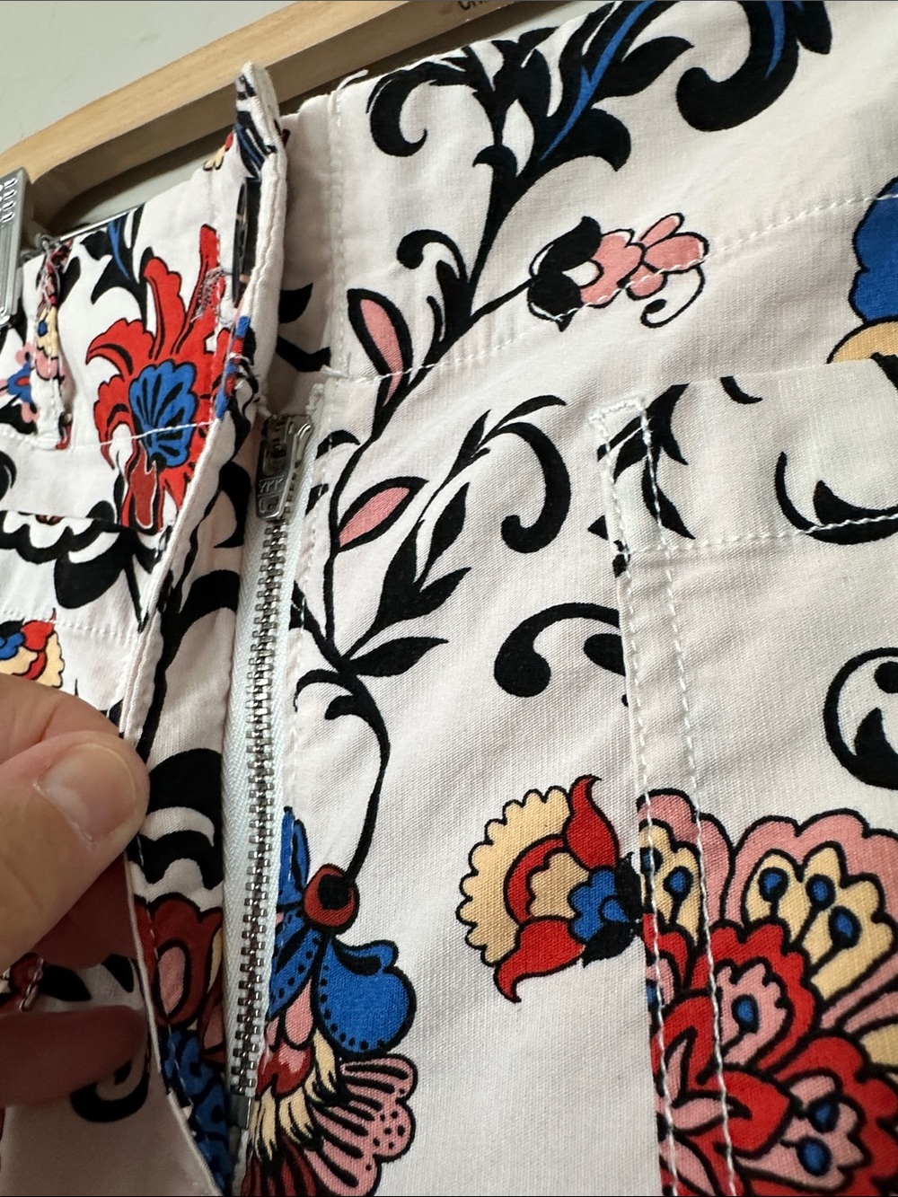 Nicole Miller White Floral Pants with Black, Red & Blue Accents Size 4 - Picture 4 of 8